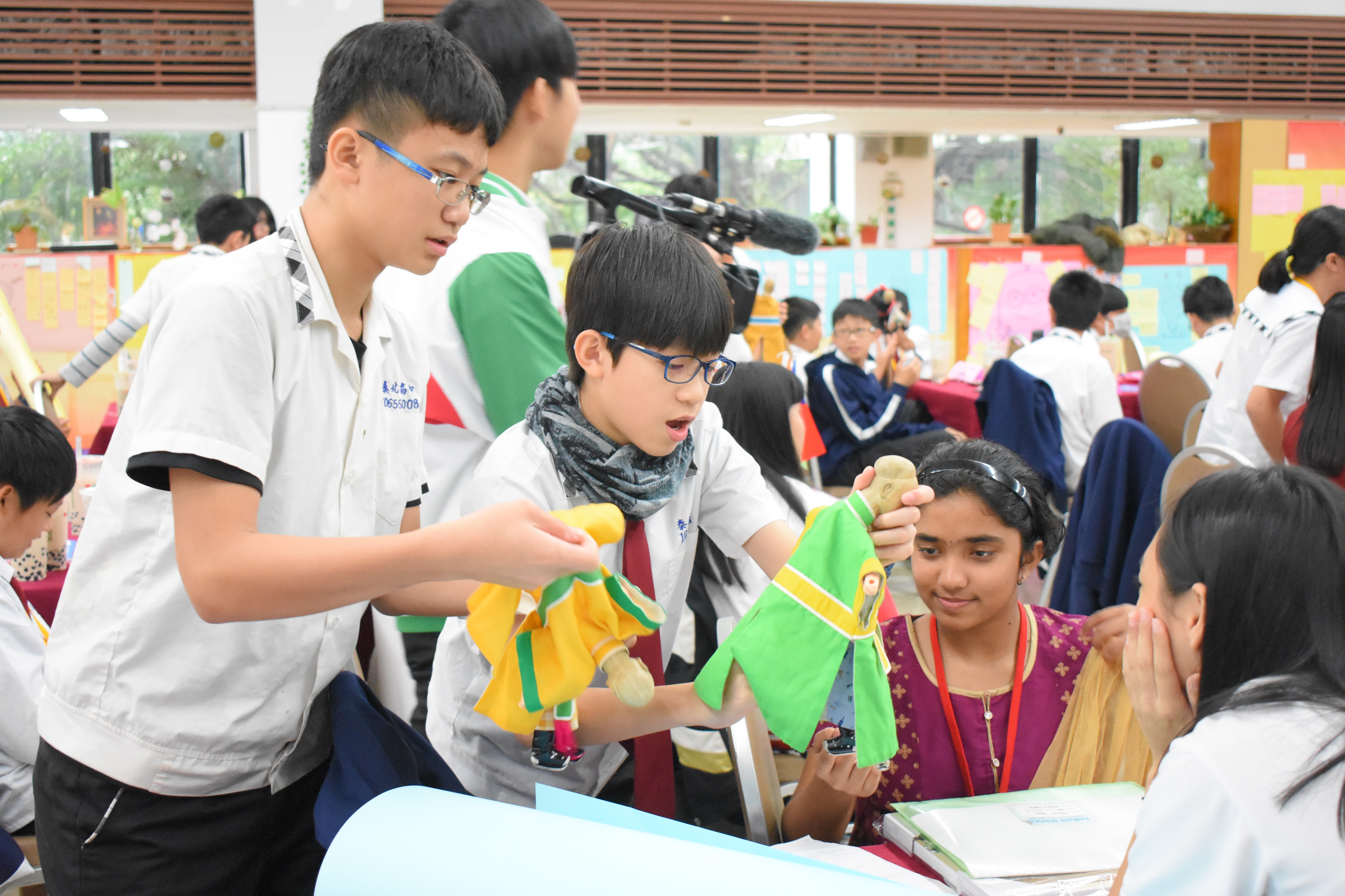 臺北市泰北國際雙語學校學生向印度Ramjas School學生介紹布袋戲偶(文化交流)